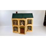 A VINTAGE WOODEN DOLLS HOUSE AND ASSORTED FURNITURE, W 67CM X H 60CM.