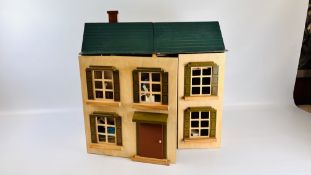 A VINTAGE WOODEN DOLLS HOUSE AND ASSORTED FURNITURE, W 67CM X H 60CM.
