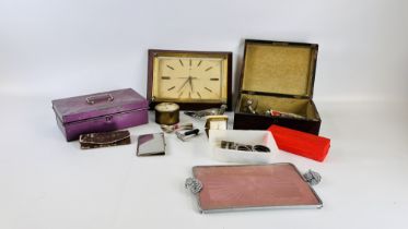 A BOX OF ASSORTED VINTAGE COLLECTABLES TO INCLUDE A ROSEWOOD BOX AND CONTENTS TO INCLUDE A BRASS