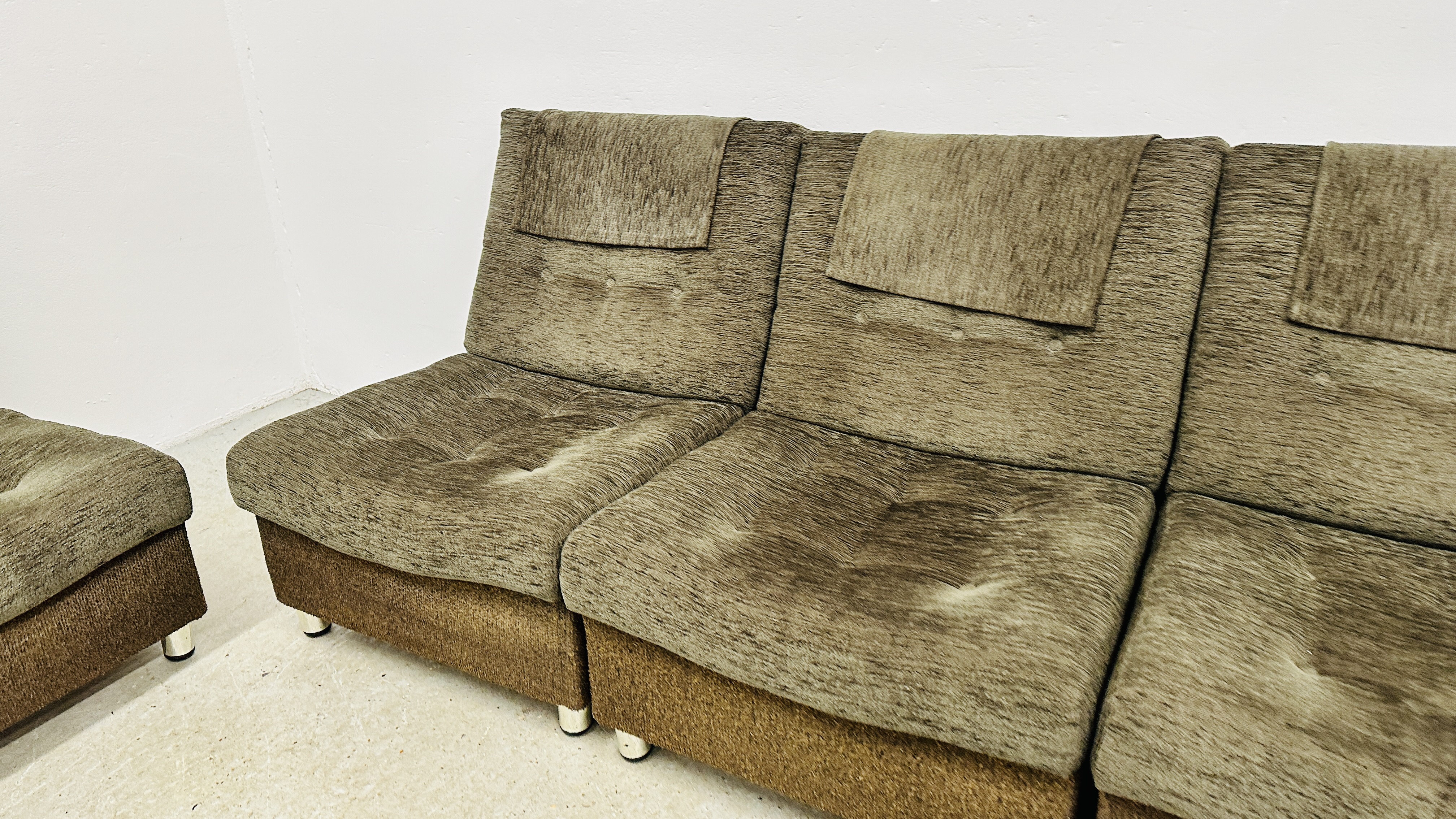 RETRO FIVE SECTION MODULAR LOUNGE SUITE. - Image 3 of 14