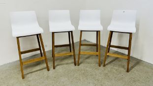 A SET OF FOUR MODERN DESIGNER OAK FRAMED BAR STOOLS WITH WHITE PLASTIC SEATS.
