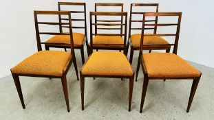 A SET OF 6 RETRO TEAK FRAMED LADDER BACK DINING CHAIRS WITH GOLD VELOUR SEATS.