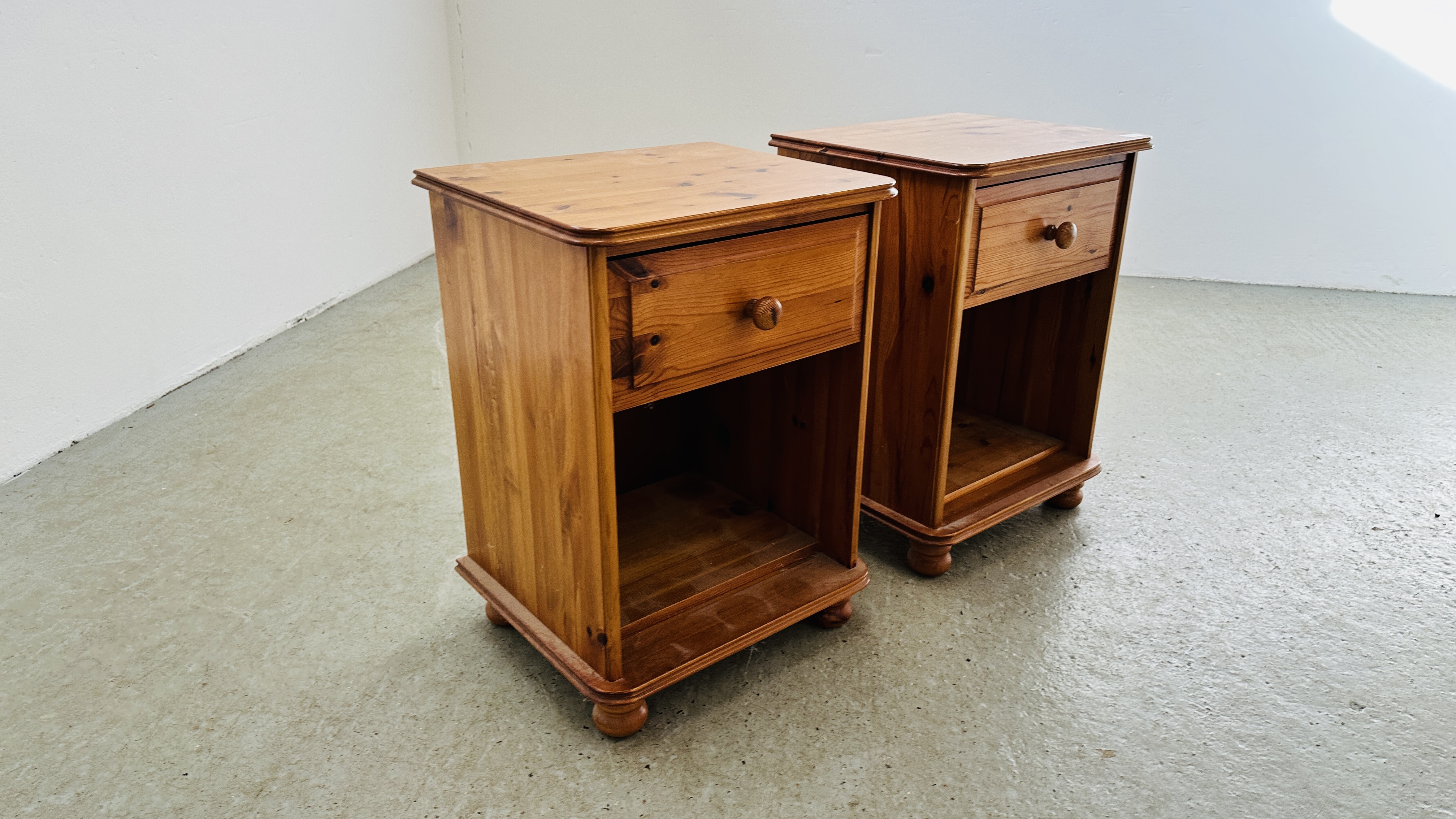 A PAIR OF GOOD QUALITY HONEY PINE SINGLE DRAWER BEDSIDE CABINETS. - Image 4 of 9