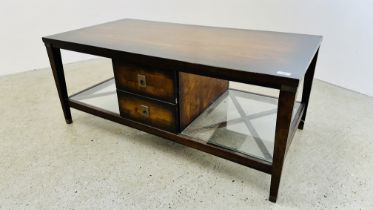 A MODERN HARD WOOD CENTRE COFFEE TABLE WITH 4 DRAWERS AND GLASS SHELVES TO EITHER END,