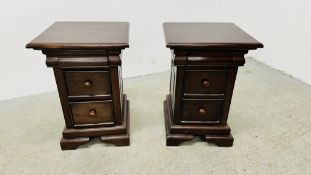 A PAIR OF GOOD QUALITY STAINED THREE DRAWER BEDSIDE CABINETS.