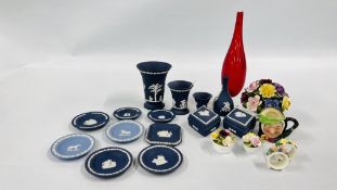 A GROUP OF CABINET COLLECTIBLES TO INCLUDE WEDGEWOOD JASPER WARE,