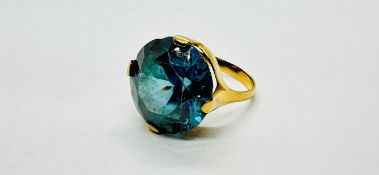 A VINTAGE YELLOW METAL RING SET WITH AN IMPRESSIVE TURQUOISE COLOURED STONE. SIZE Q/R.