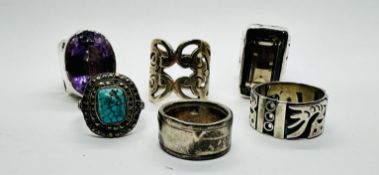 A GROUP OF SIX ASSORTED DESIGNER SILVER RINGS TO INCLUDE STONE / GLASS EXAMPLES MARKED WW ALONG