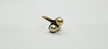 AN ELEGANT YELLOW METAL DOUBLE PEARL RING (RUBBED MARKS).