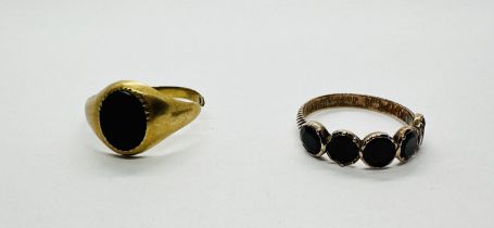 A VINTAGE YELLOW METAL RING SET WITH 5 GARNETS ALONG WITH A 9CT GOLD SIGNET RING (CUT,