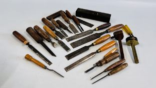 A BOX OF VINTAGE WOOD WORKING CHISELS.