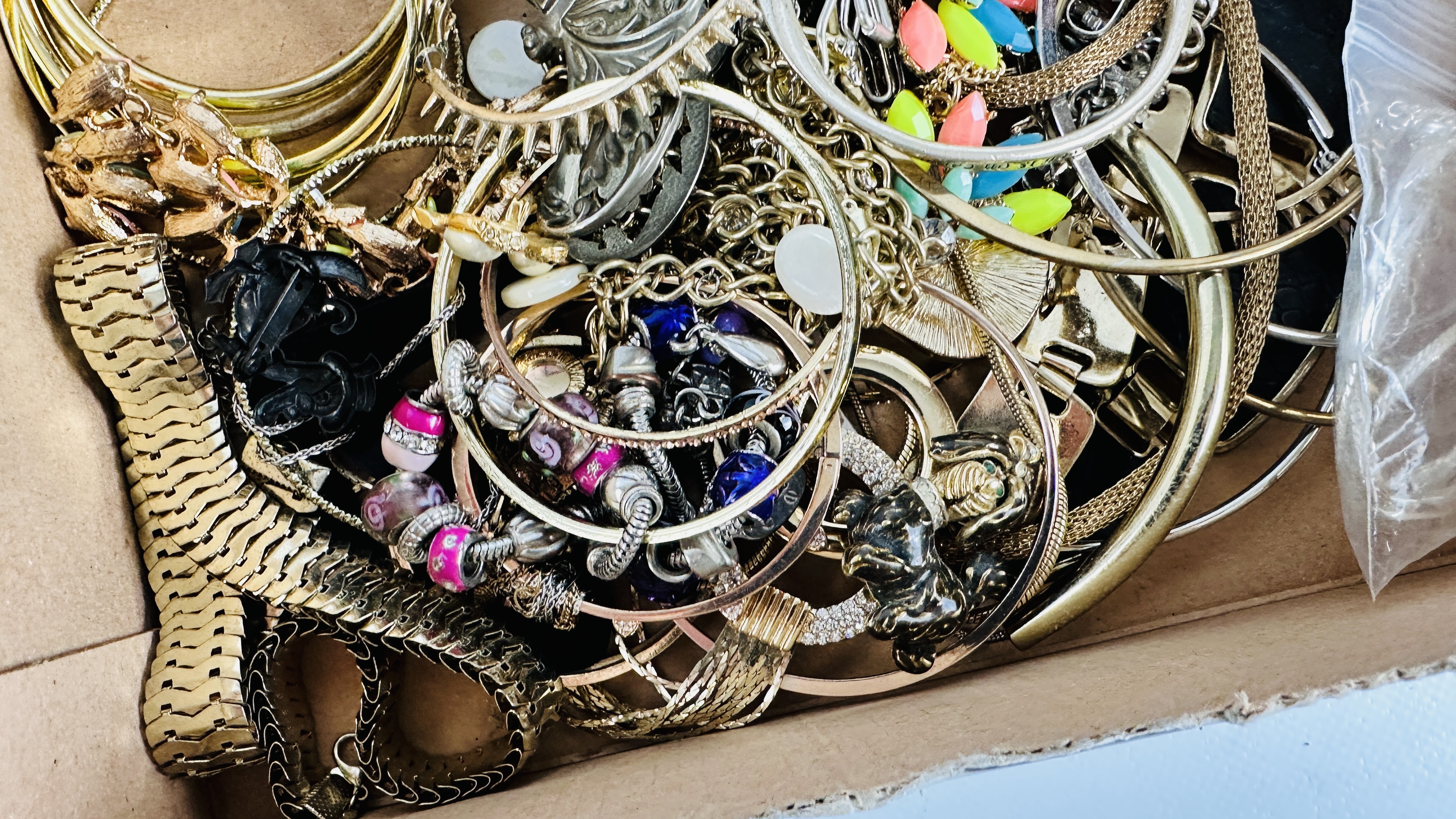 BOX MIXED COSTUME JEWELLERY INCLUDING NECKLACES, BANGLES, BRACELETS, BROOCHES, EARRINGS, ETC. - Image 5 of 6