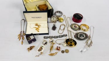 A JEWELLERY BOX AND CONTENTS TO INCLUDE MODERN AND VINTAGE JEWELLERY, YELLOW METAL STUD EARRINGS,