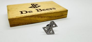 A DIAMOND SET "DE BEERS" TIE PIN IN AN UNMARKED SETTING IN ORIGINAL BOX.