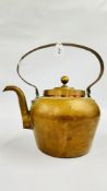 A LARGE VINTAGE COPPER KETTLE - HEIGHT 26CM.