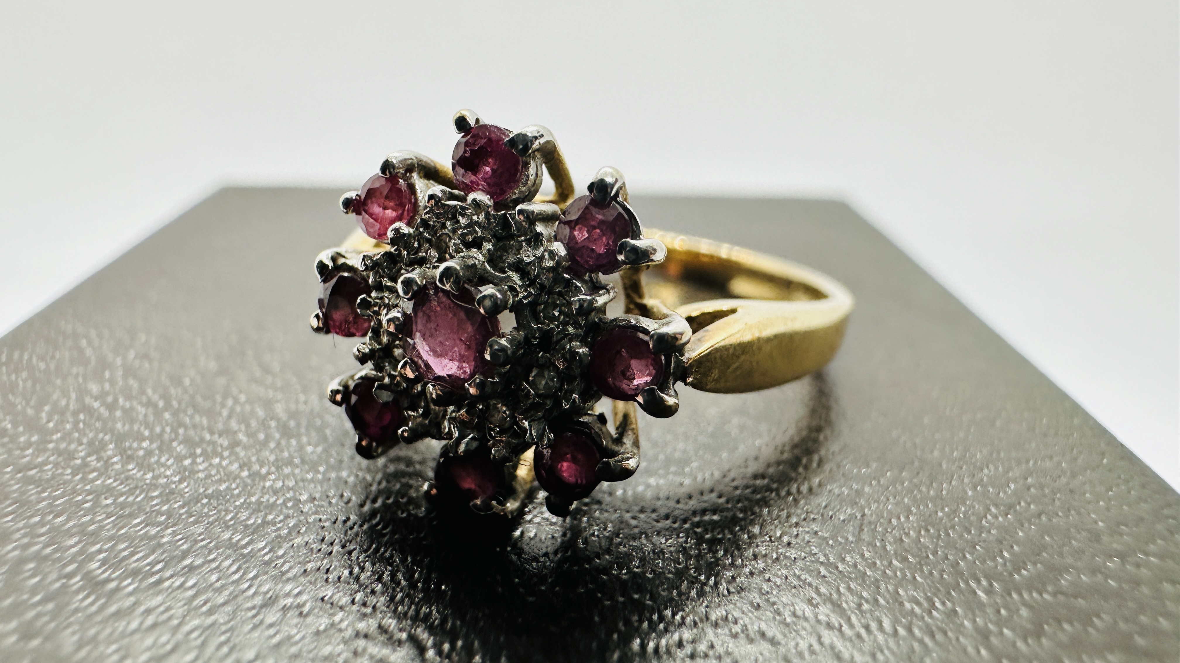 A 9CT GOLD RUBY AND DIAMOND CLUSTER RING. SIZE P/Q. - Image 7 of 11