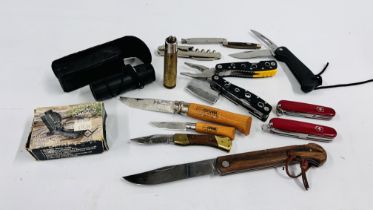 A GROUP OF ASSORTED POCKET / PEN KNIVES AN OPINEL EXAMPLE ALONG WITH A MARCHING LENSATIC COMPASS,