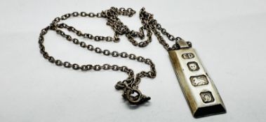 A SILVER INGOT PENDANT, LONDON ASSAY ON A SILVER CHAIN, L 52CM.