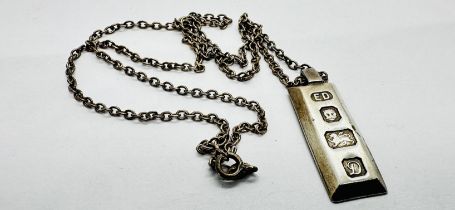 A SILVER INGOT PENDANT, LONDON ASSAY ON A SILVER CHAIN, L 52CM.