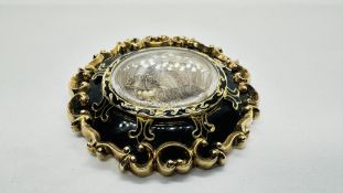 AN ELABORATE ANTIQUE 15CT GOLD AND ENAMELED MOURNING BROOCH, W 5.5CM X H 5CM.