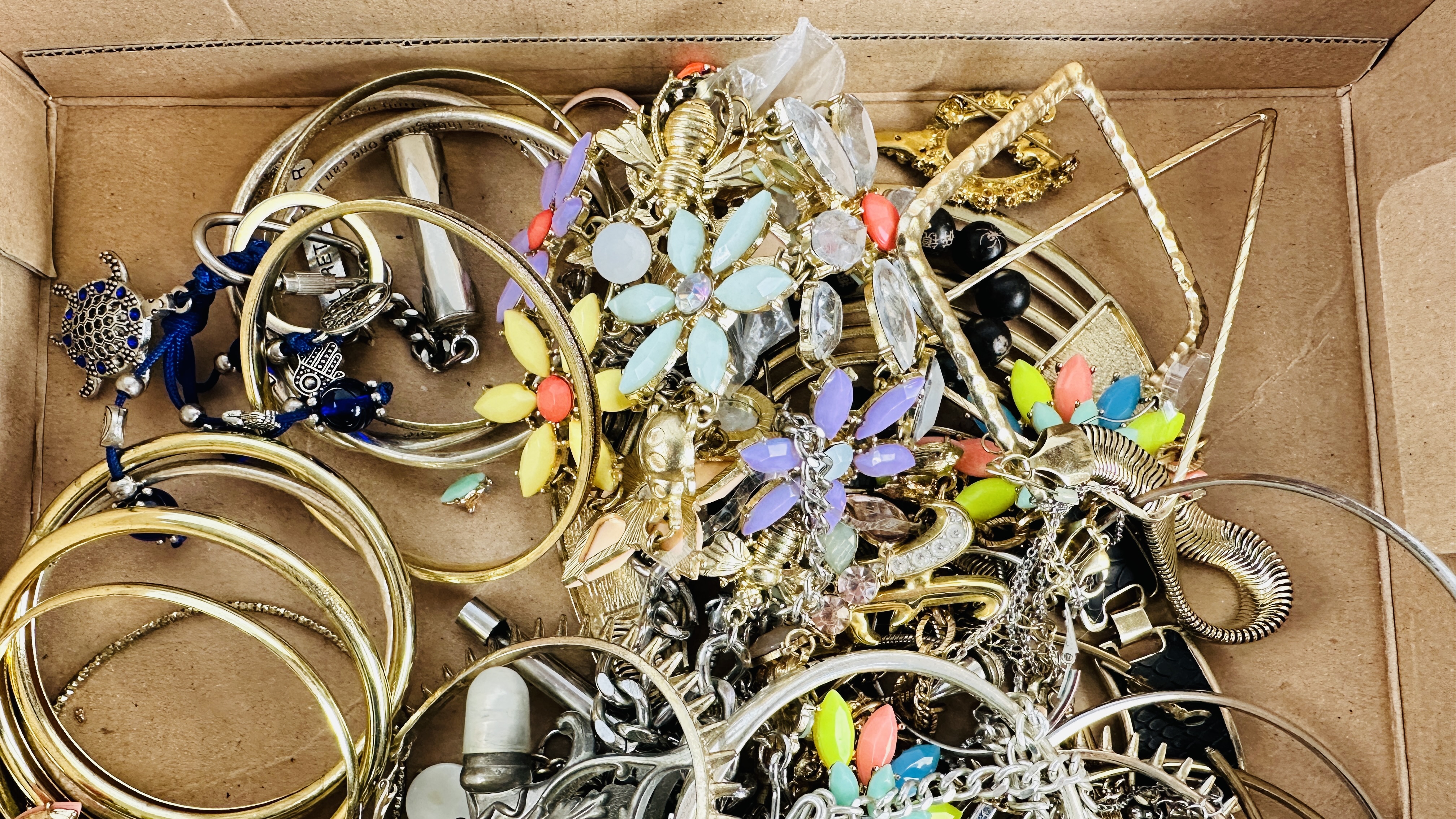 BOX MIXED COSTUME JEWELLERY INCLUDING NECKLACES, BANGLES, BRACELETS, BROOCHES, EARRINGS, ETC. - Image 2 of 6