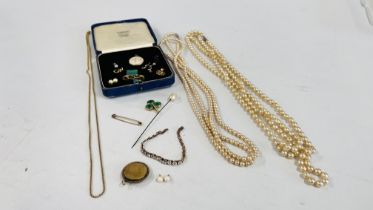 A GROUP OF VINTAGE JEWELLERY TO INCLUDE CHARMS,