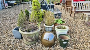 A GROUP OF SEVEN VARIOUS GARDEN PLANTERS TO INCLUDE A PAIR OF FLUTED URNS PLUS A GLAZED SPHERE