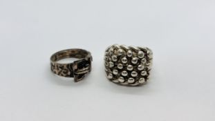 A HEAVY SILVER KEEPER RING AND A SILVER BUCKLE RING.