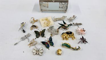 ONE JEWELLERY BOX FILLED WITH A SELECTION OF ANIMAL AND INSECT PATTERNED COSTUME JEWELLERY BROOCHES.