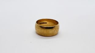 A 9CT GOLD WEDDING BAND.