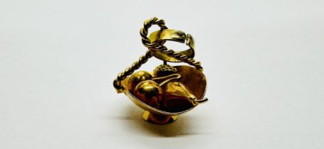 AN 18CT GOLD PENDANT / CHARM IN THE FORM OF A FRUIT BASKET.