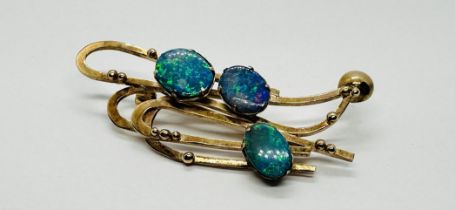 AN UNUSUAL 9CT GOLD BROOCH, LONDON ASSAY KW SET WITH THREE OVAL OPALS, L 5.5CM.