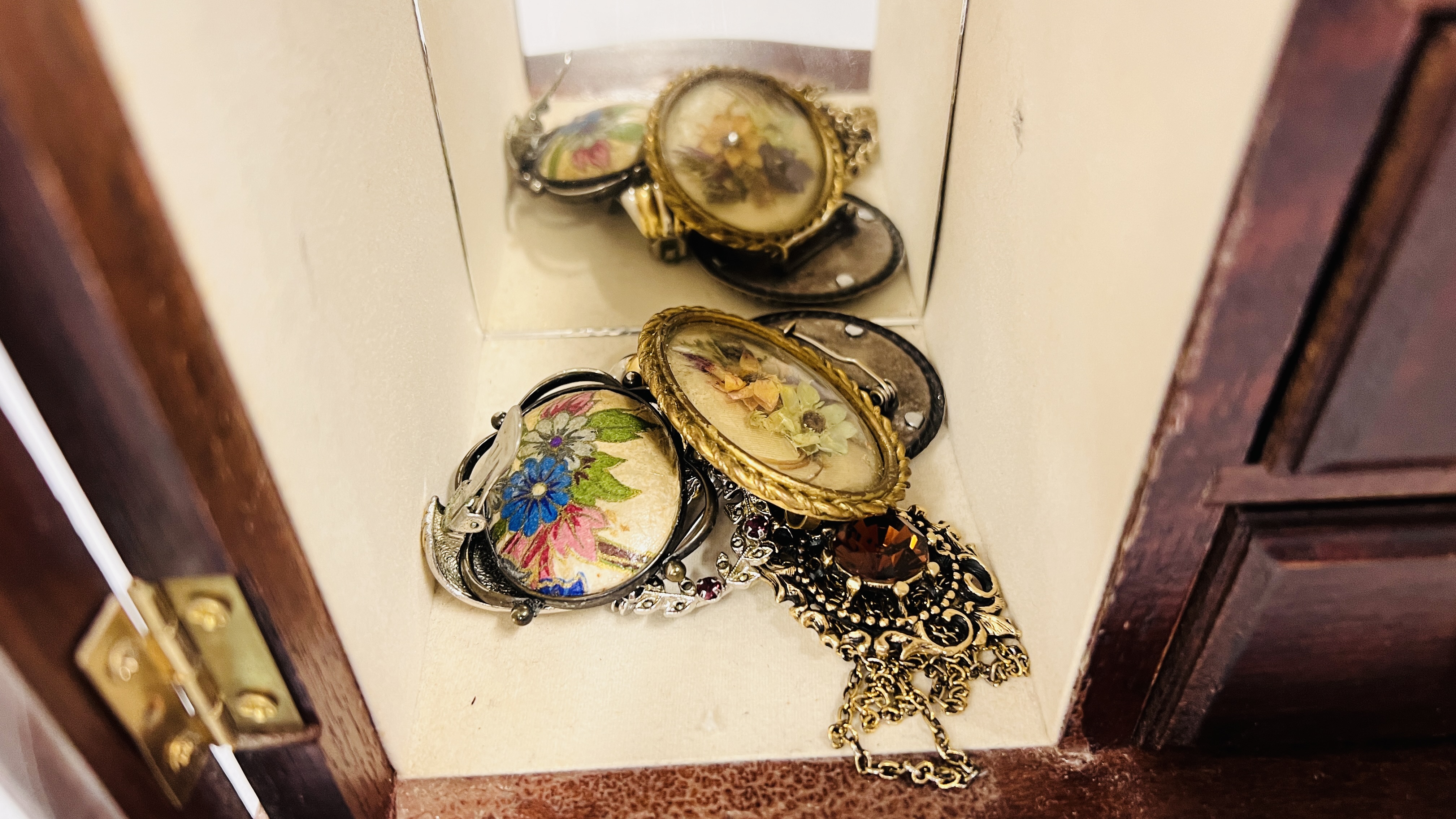 TWO JEWELLERY BOXES CONTAINING VINTAGE AND MODERN COSTUME JEWELLERY. - Image 11 of 13
