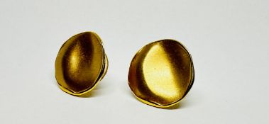 A PAIR OF DESIGNER 9CT GOLD MATT FINISH STUD EARRINGS.