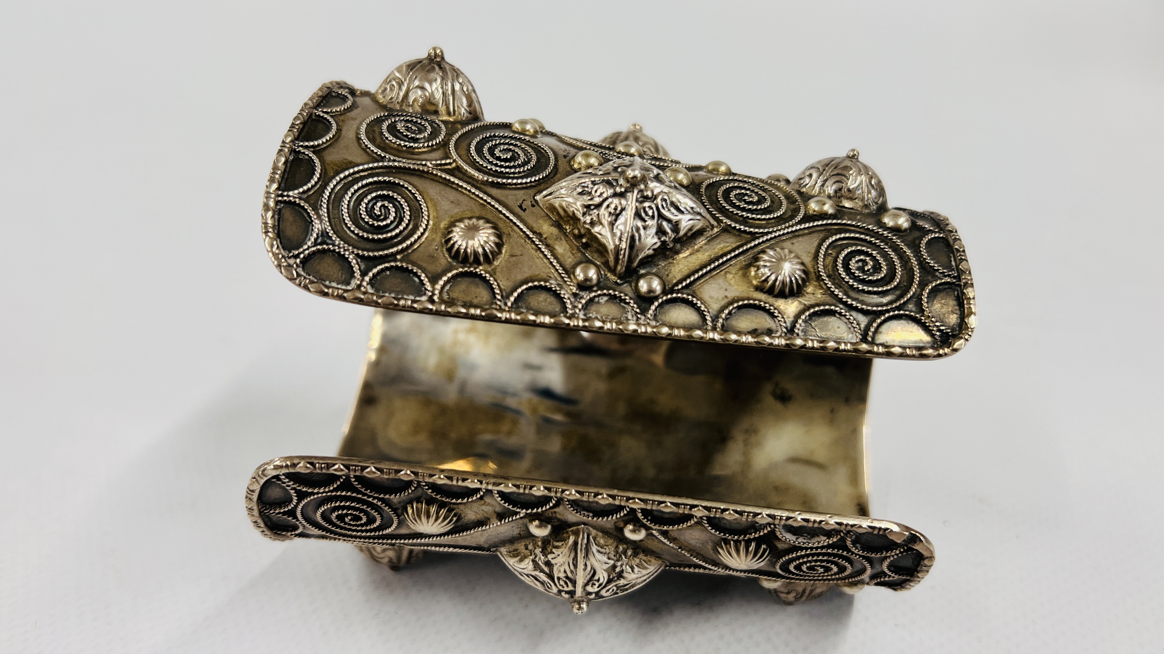 AN ELABORATE EASTERN WHITE METAL CUFF BRACELET, H 9CM. - Image 4 of 4