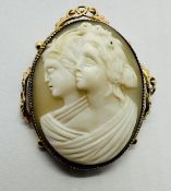 AN ORNATE ANTIQUE 9CT GOLD CAMEO PENDANT / BROOCH DEPICTING A TWO HEADED SILHOUETTE, W 4CM X H 4,