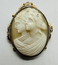 AN ORNATE ANTIQUE 9CT GOLD CAMEO PENDANT / BROOCH DEPICTING A TWO HEADED SILHOUETTE, W 4CM X H 4,