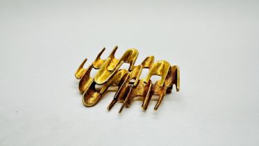 A 9CT GOLD MODERNIST ABSTRACT BROOCH MARKED IVAN TARRATT.