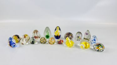 A GROUP OF 18 ASSORTED ART GLASS PAPERWEIGHTS TO INCLUDE A BIRD AND A TORTOISE EXAMPLE.