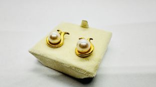 A PAIR OF 18CT GOLD PEARL SET STUD EARRINGS.