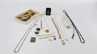 A TRAY OF MIXED COSTUME JEWELLERY.