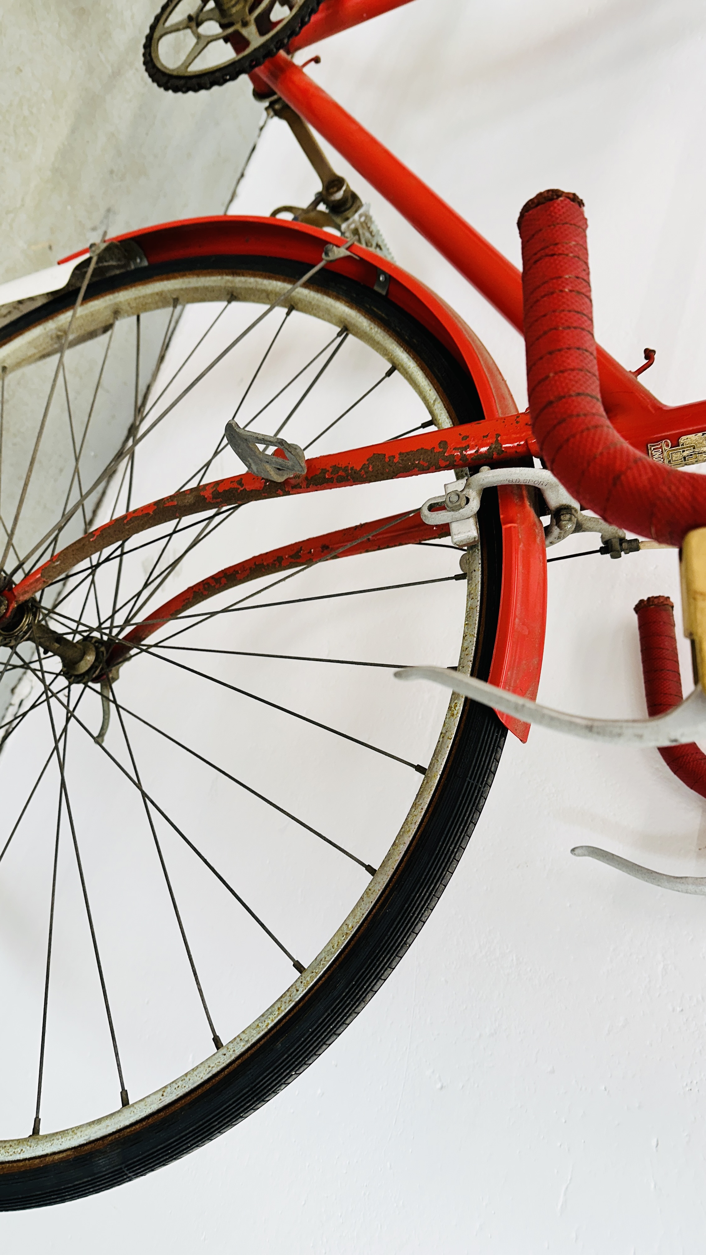 1948 OLYMPIC CLAUD BUTLER SINGLE SPEED RACING BIKE FITTED WITH A MIDDLE MORES LTD LEATHER SADDLE. - Image 9 of 14