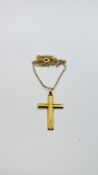 A 9CT GOLD CROSS PENDANT ON A FINE 9CT GOLD CHAIN, L 52CM.