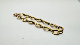 A 9CT GOLD OVAL OPEN LINK BRACELET, L 17.5CM.