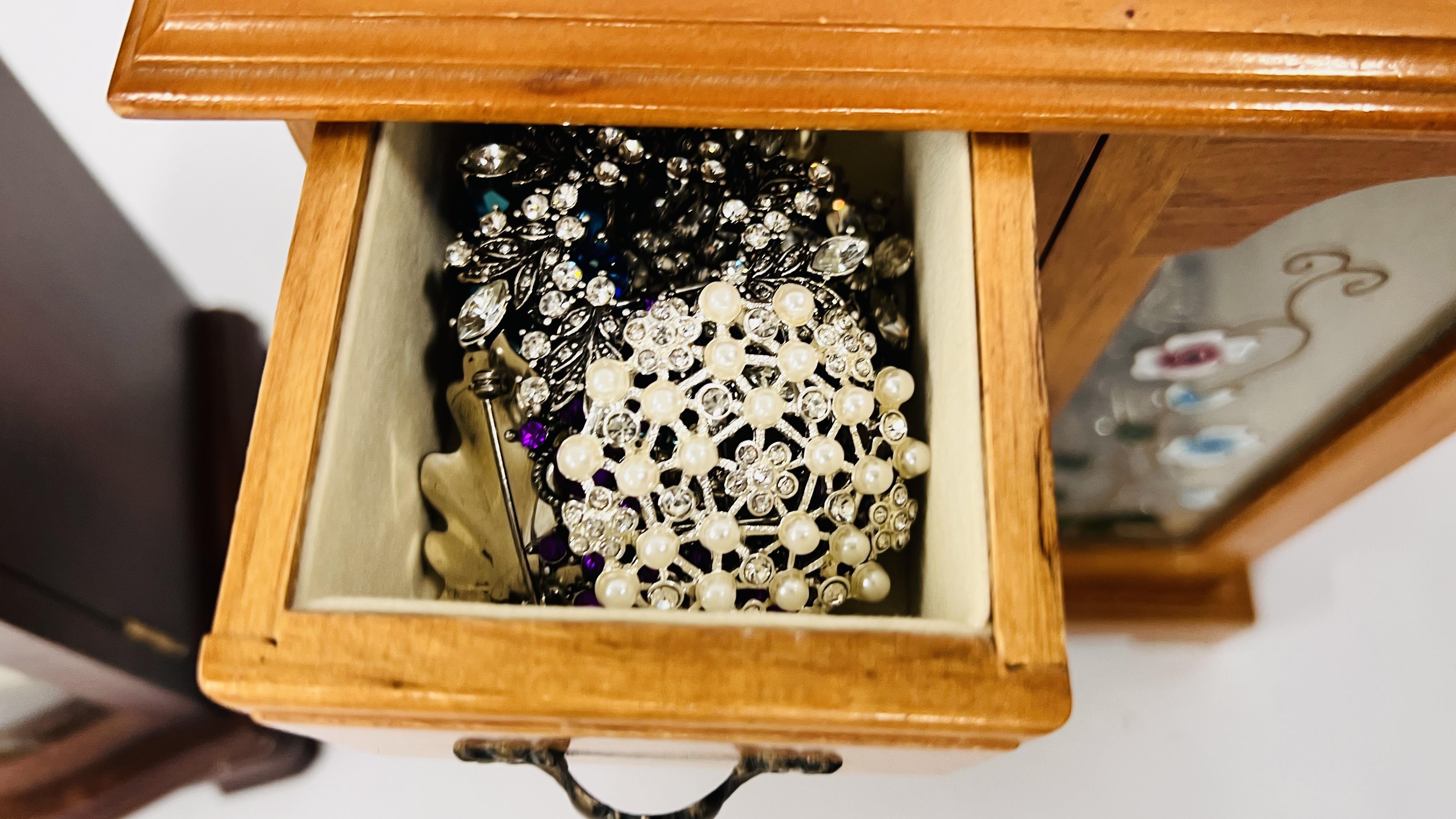 TWO JEWELLERY BOXES CONTAINING VINTAGE AND MODERN COSTUME JEWELLERY. - Image 4 of 13