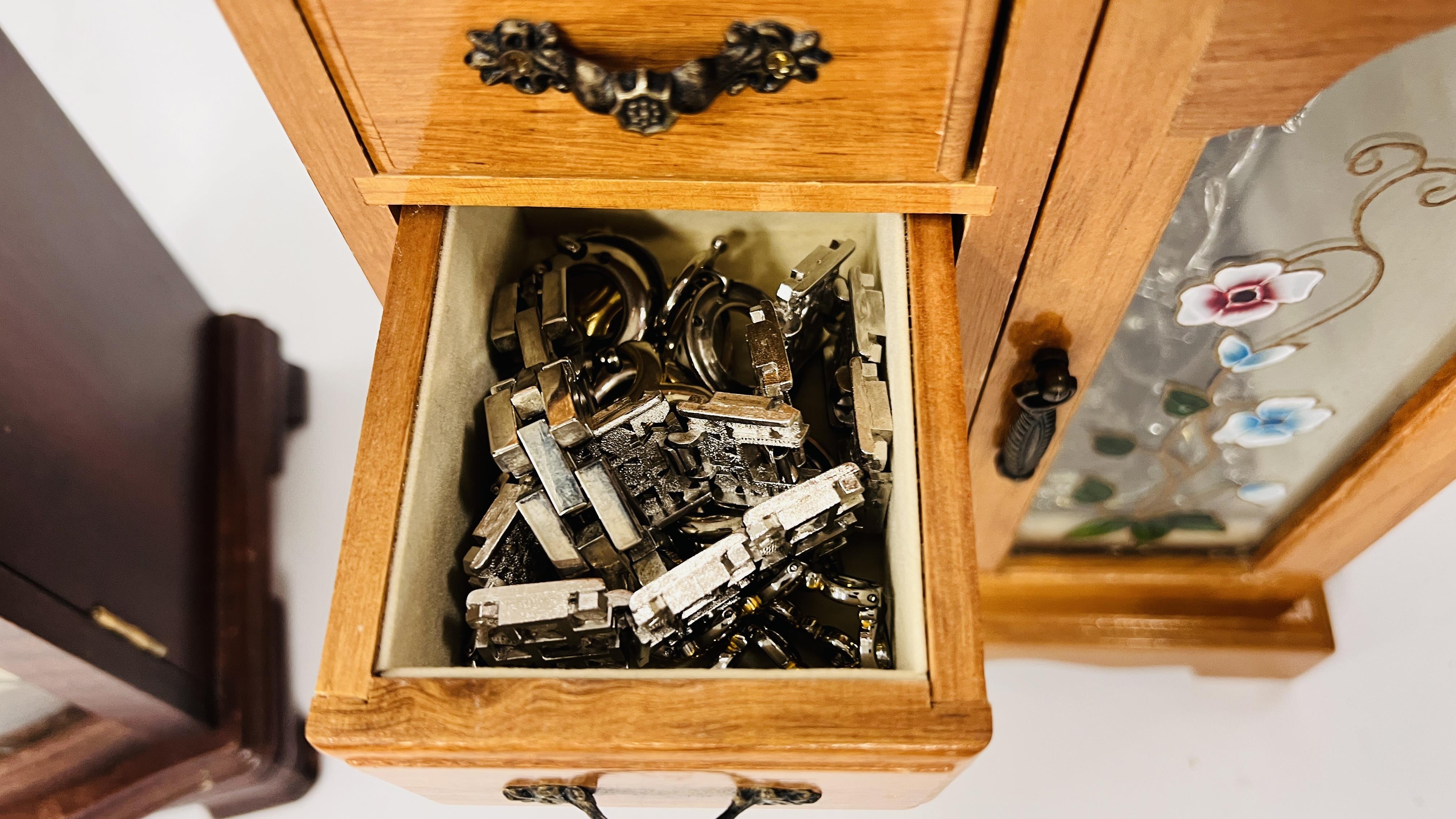 TWO JEWELLERY BOXES CONTAINING VINTAGE AND MODERN COSTUME JEWELLERY. - Image 5 of 13