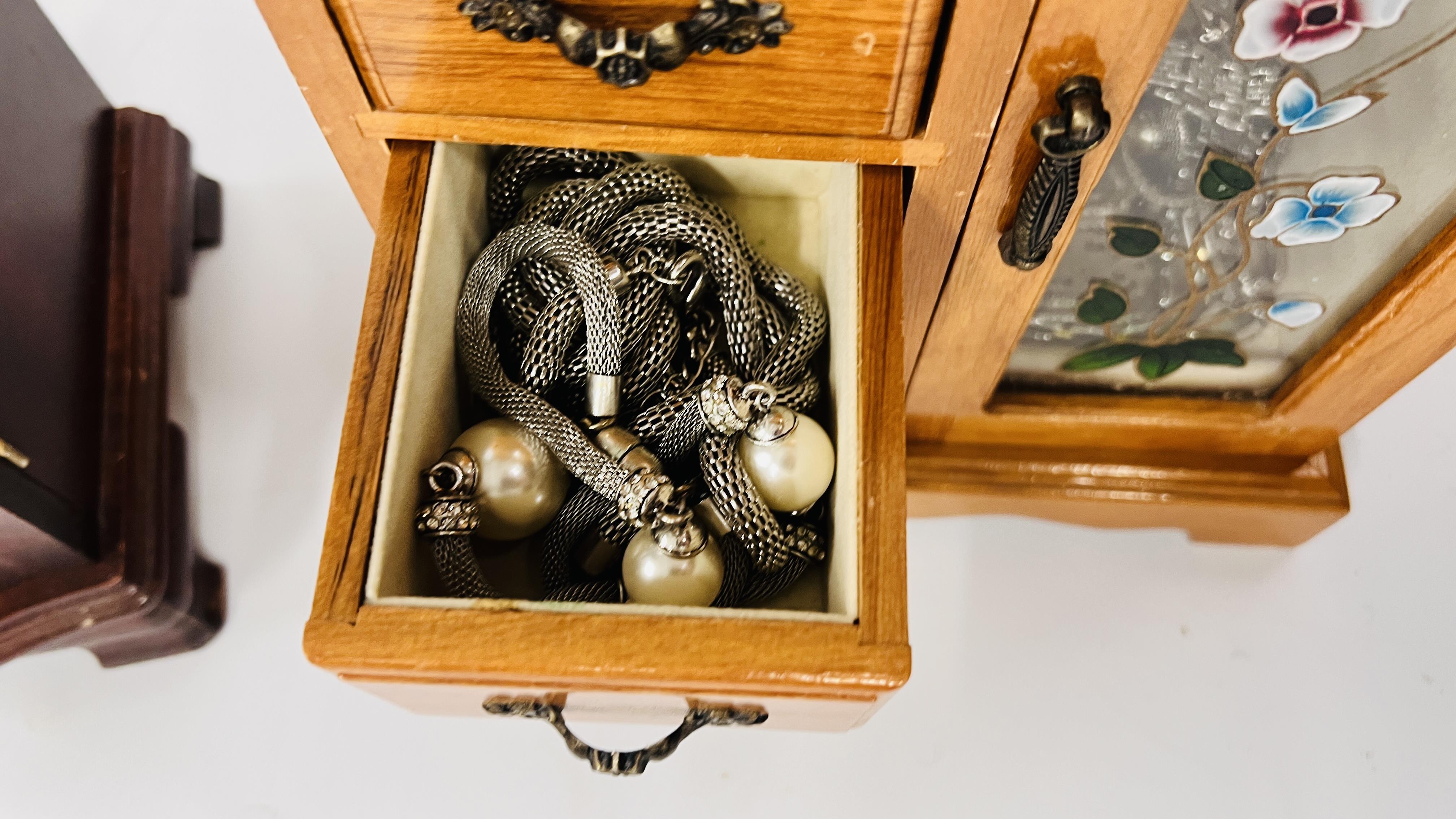 TWO JEWELLERY BOXES CONTAINING VINTAGE AND MODERN COSTUME JEWELLERY. - Image 6 of 13