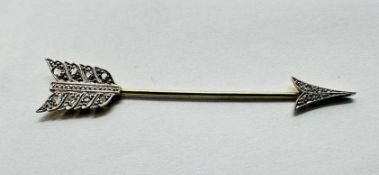 A YELLOW AND WHITE METAL DIAMOND SET TIE PIN IN THE FORM OF AN ARROW, L 6CM.