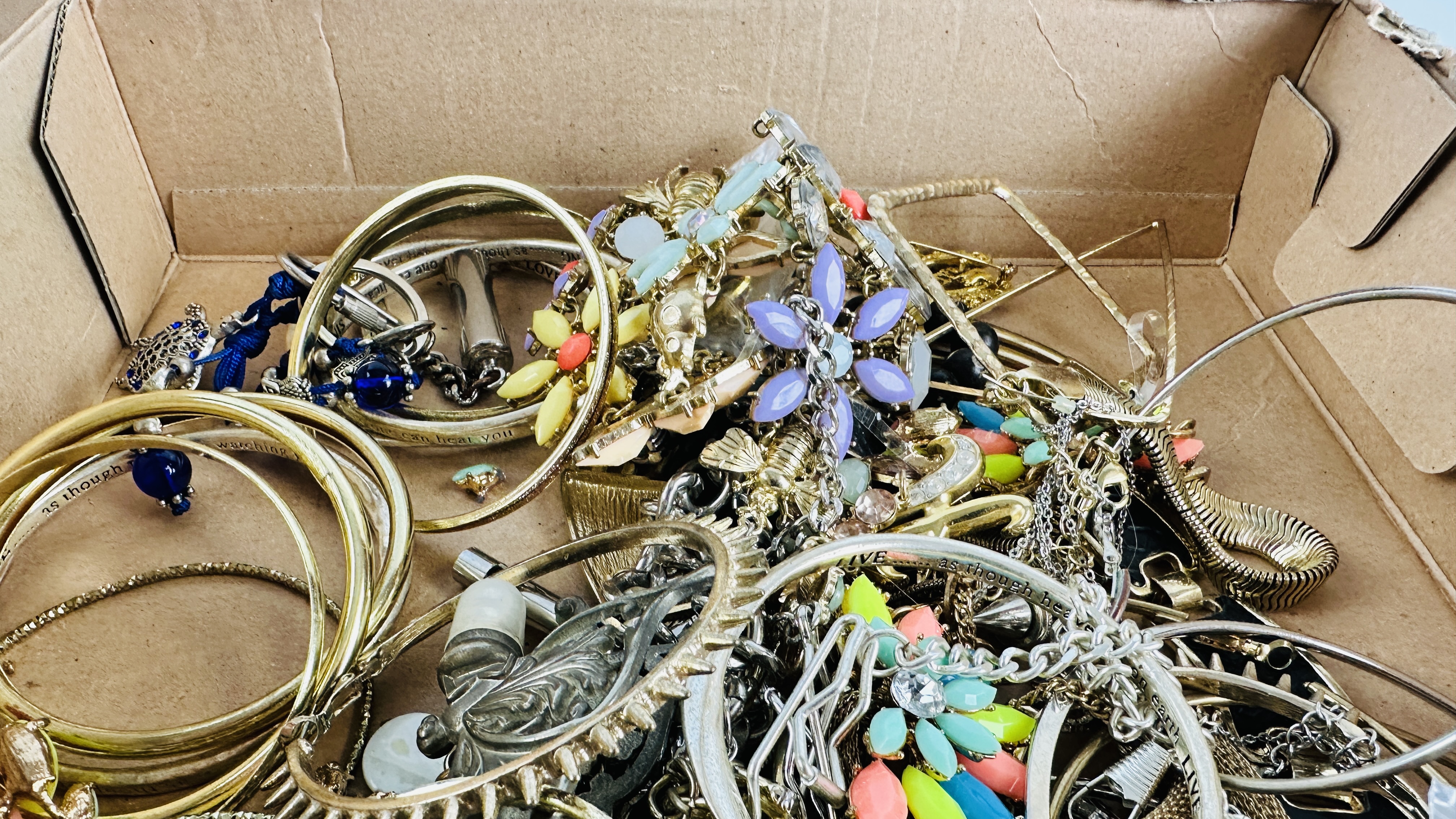 BOX MIXED COSTUME JEWELLERY INCLUDING NECKLACES, BANGLES, BRACELETS, BROOCHES, EARRINGS, ETC. - Image 3 of 6