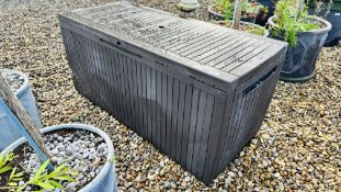 A KETER PLASTIC GARDEN STORAGE BOX AND CONTENTS TO INCLUDE ASSORTED GARDEN CARE PRODUCTS, W 120CM,